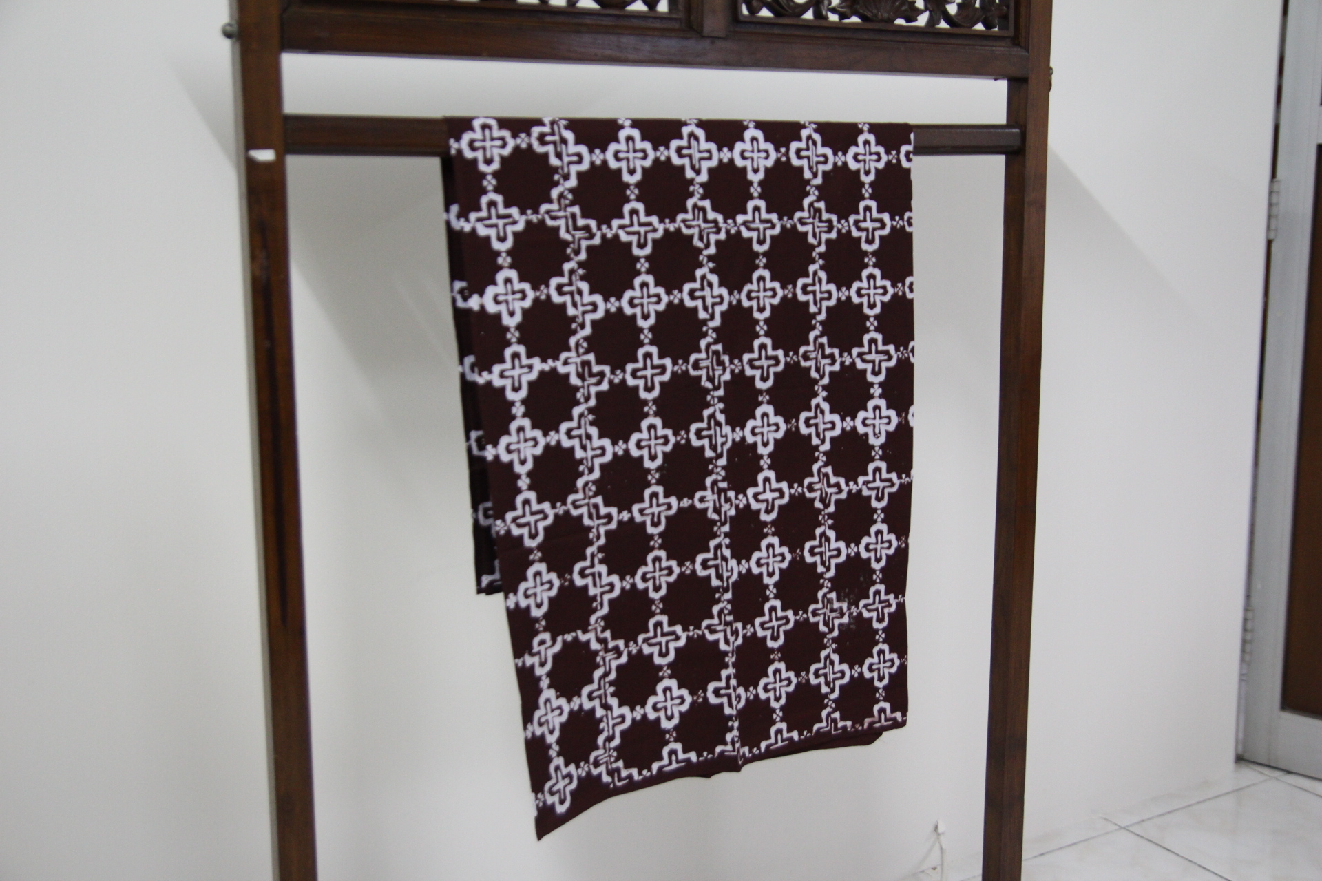 Kain Batik Cap Cross Geometris