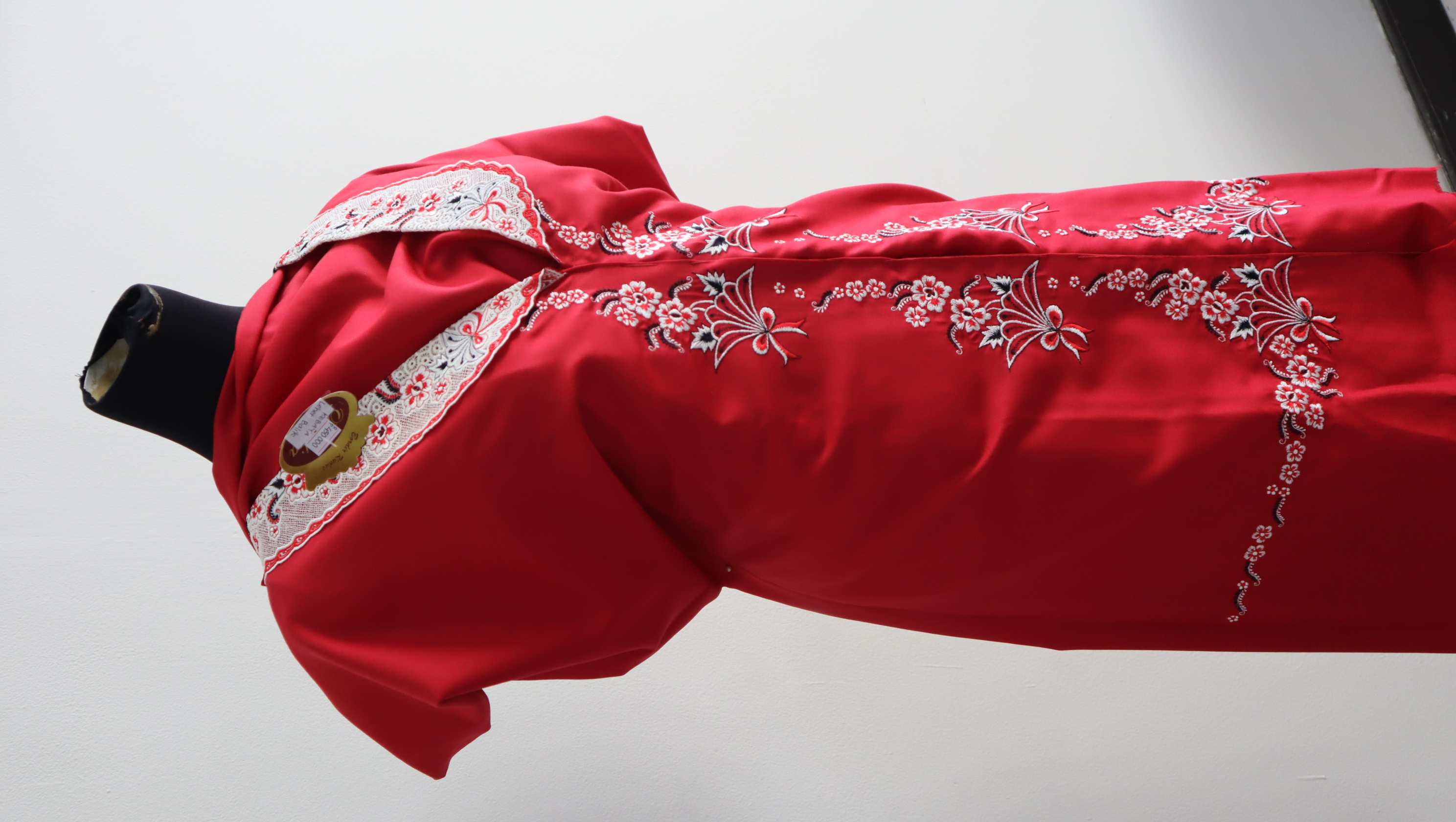 Kebaya Katun Leher Balik Merah