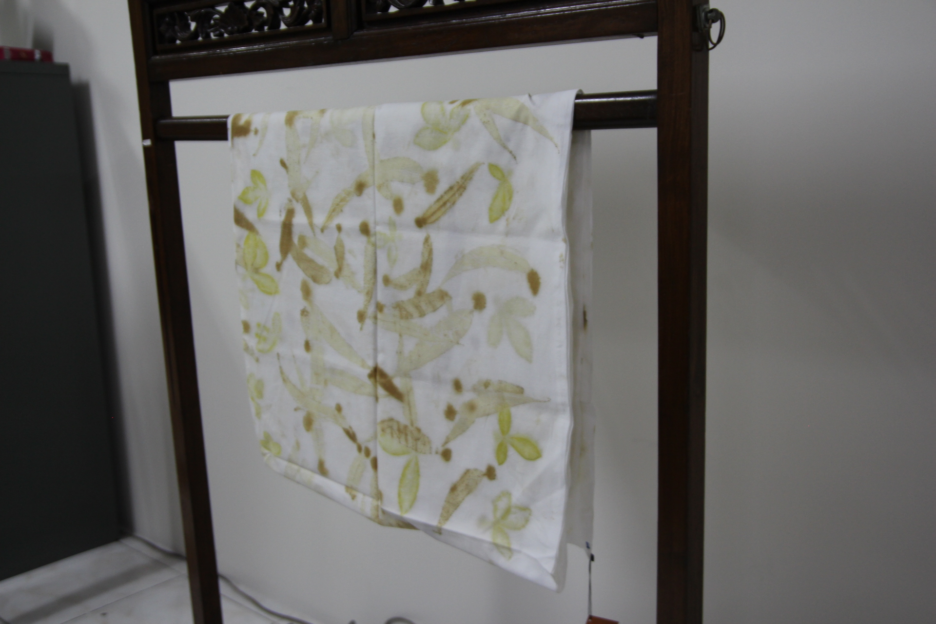 Kain Ecoprint latar putih 5