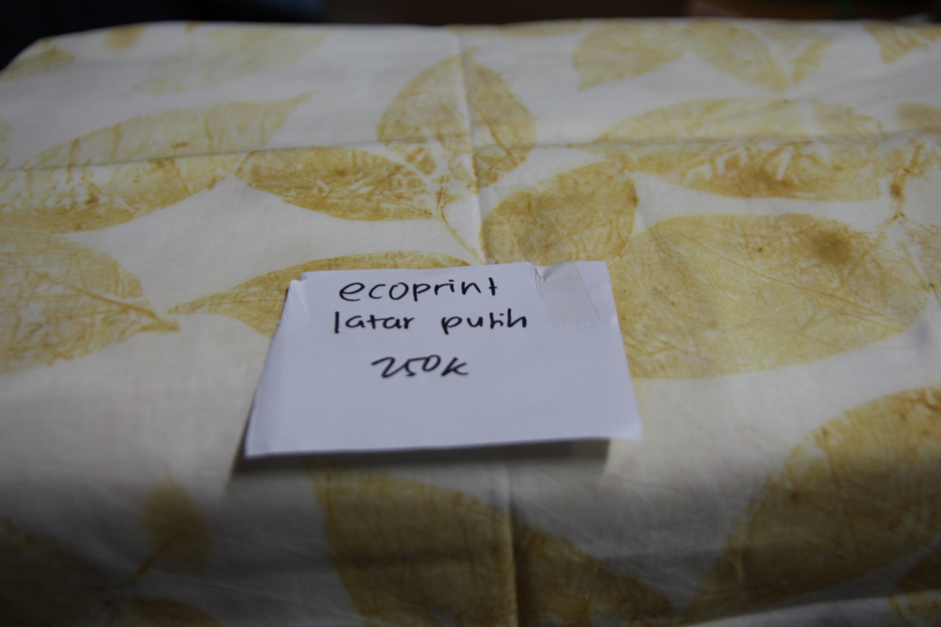 Kain Ecoprint latar putih 4