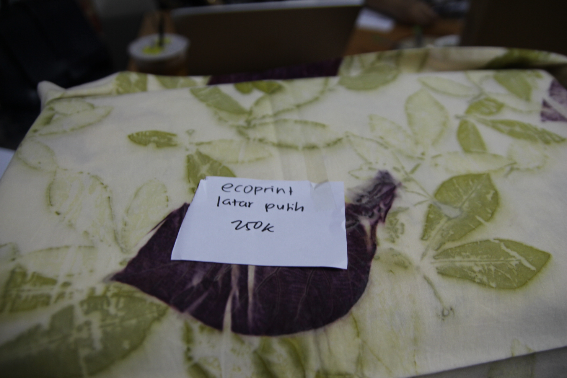 Kain Ecoprint latar putih 8