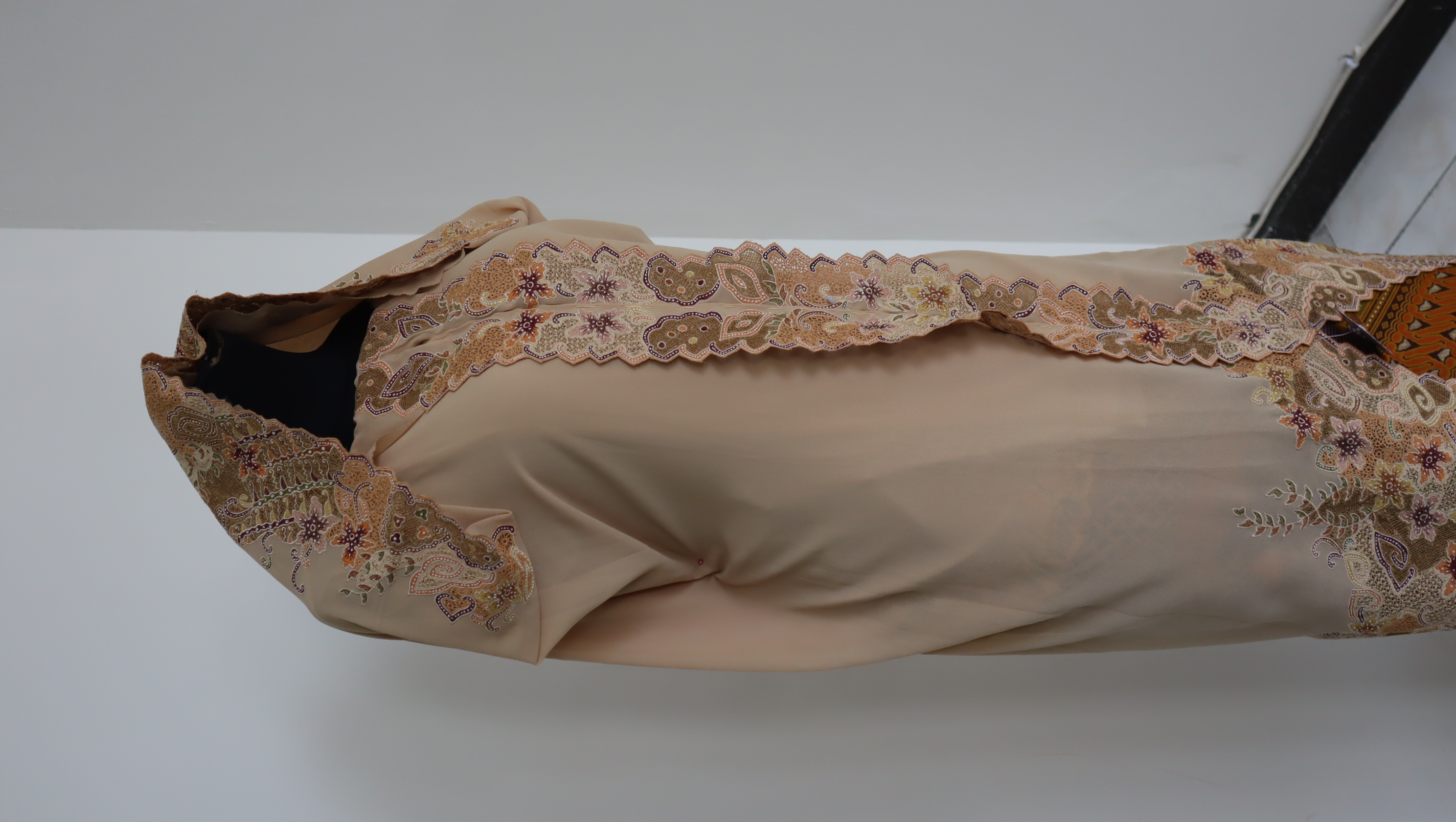 Kebaya Ceruti Warna Kream